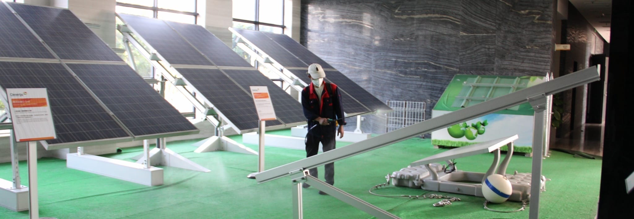 Regelmäßige Desinfektion in den Arbeitsbereichen des Clenergy Xiamen Hauptquartiers nach Wiederaufnahme des Betriebs im März 2020